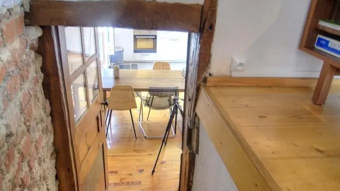 Quelques marches pour accéder ou descendre de la chambre avec les deux lits simples. Attention à vos têtes...