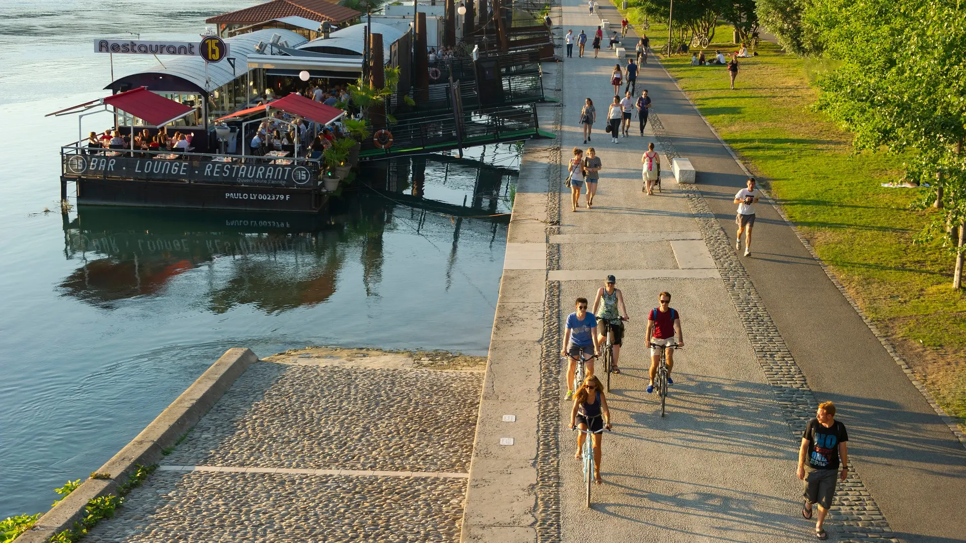 Piste cyclable à côté du Rhône et des bateaux à Lyon