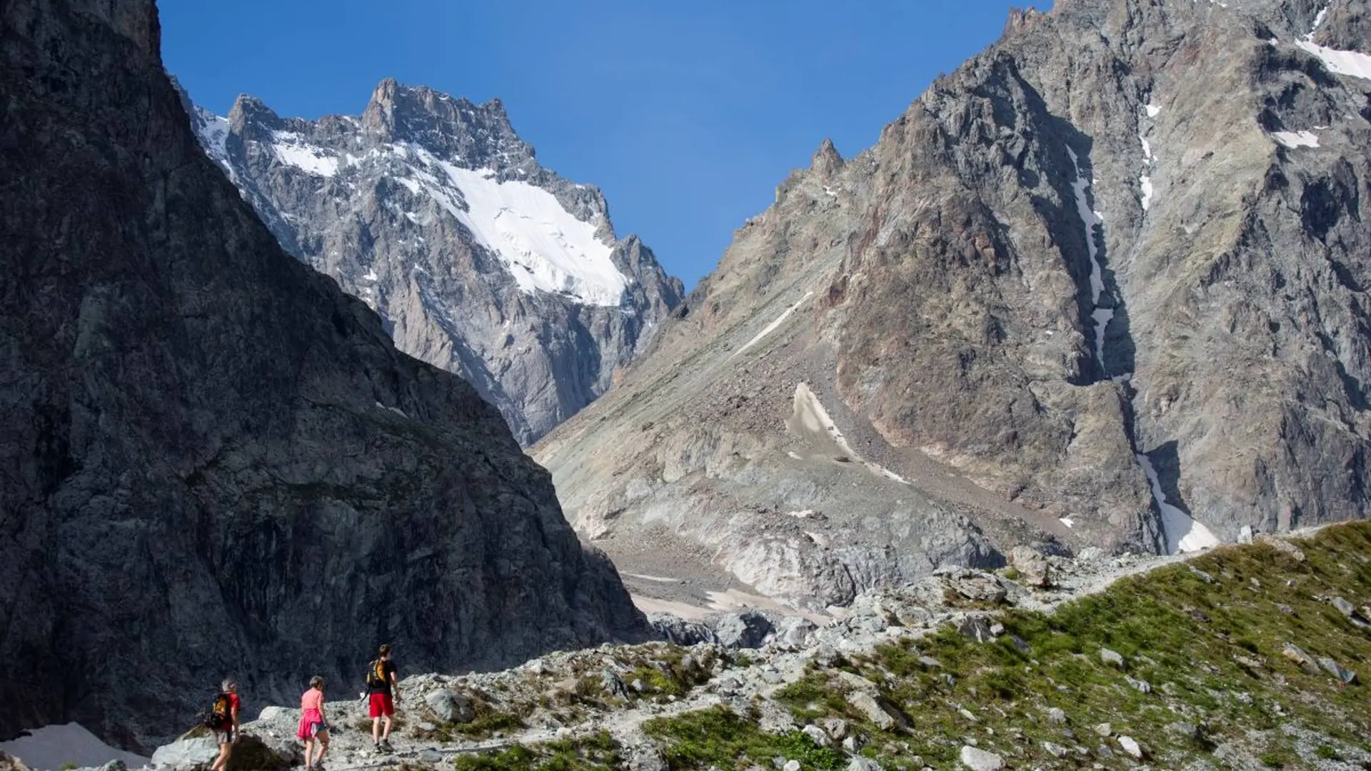 Randonneurs sur le sentier du Glacier Noir