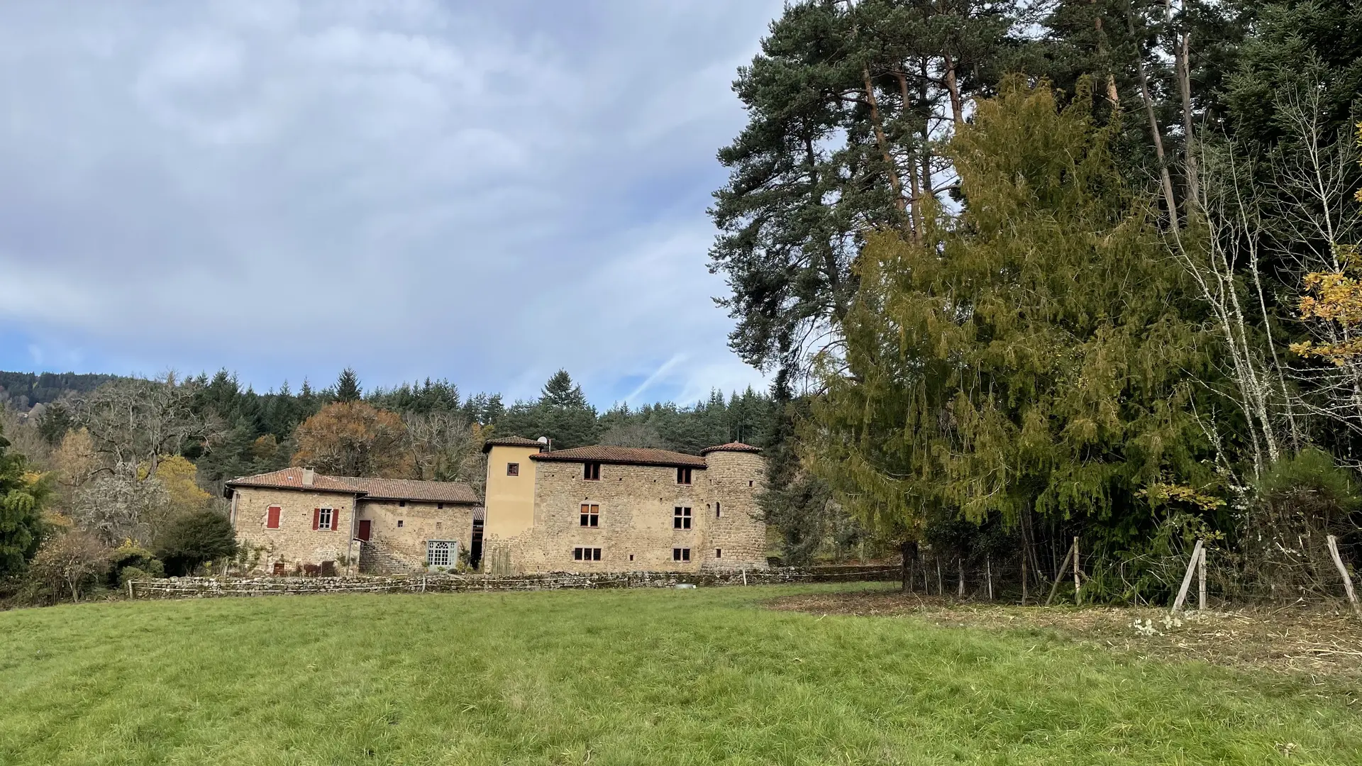 Le château dans son écrin de forêts et de prés