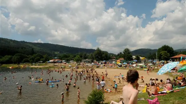 Plan d'eau et montagnes