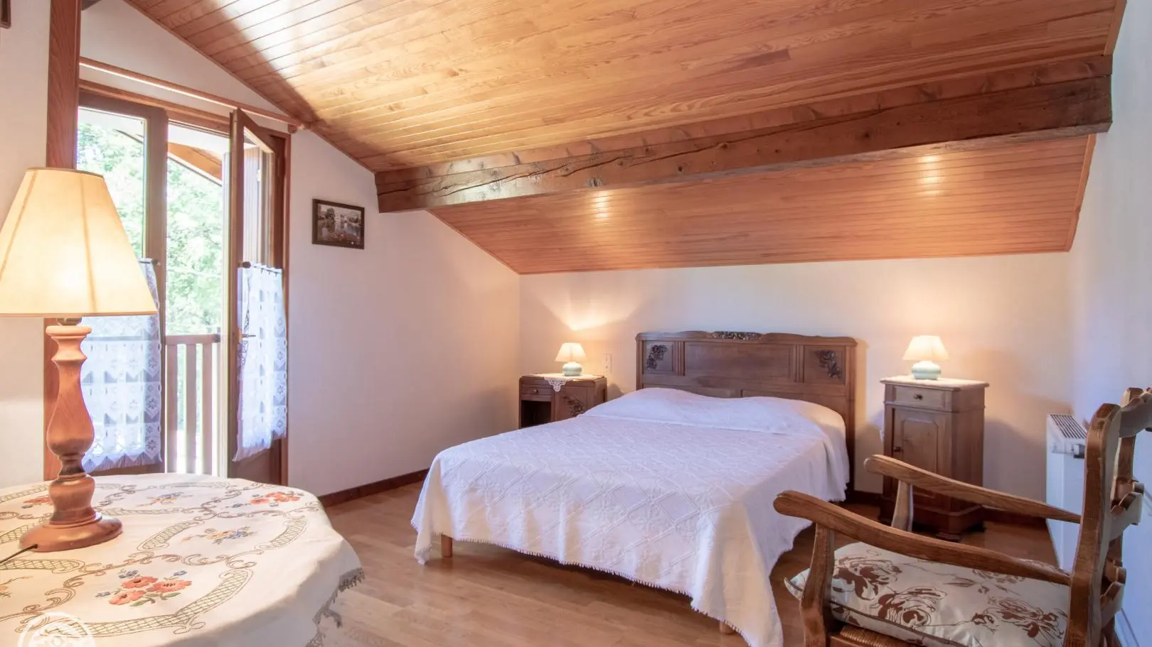 Chambre avec 1 lit 140 et accès à un petit balcon. Grand placad / penderie.