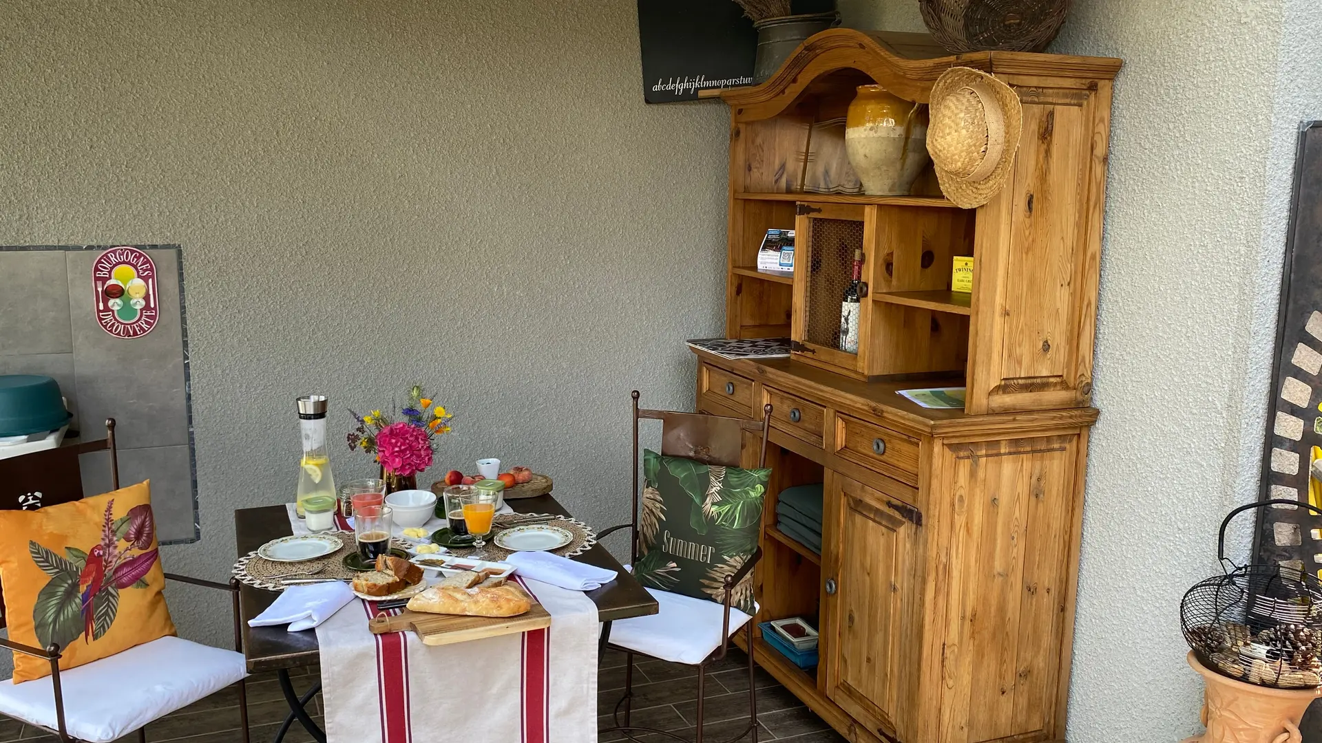 Petit déjeuner en terrasse par beau temps