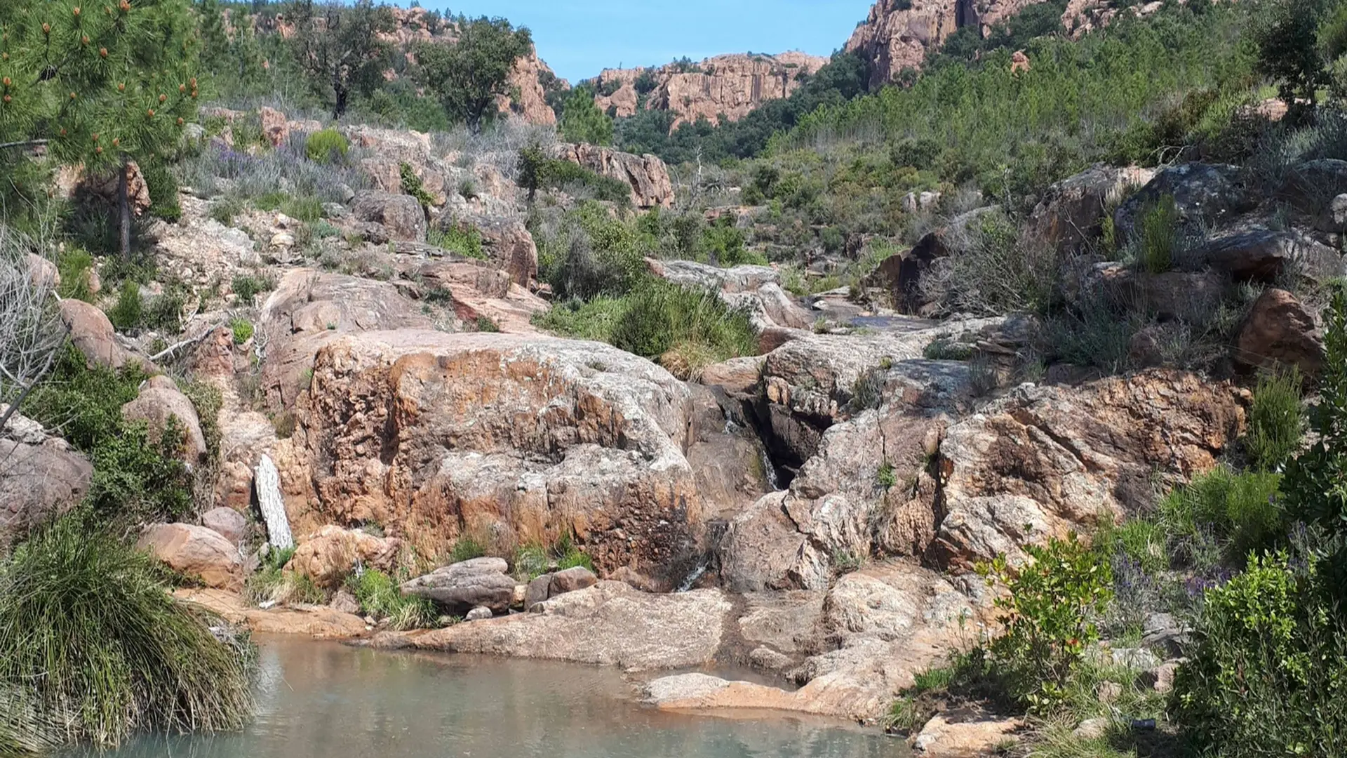 Vue sur les falaises avec la rivière en contre bas