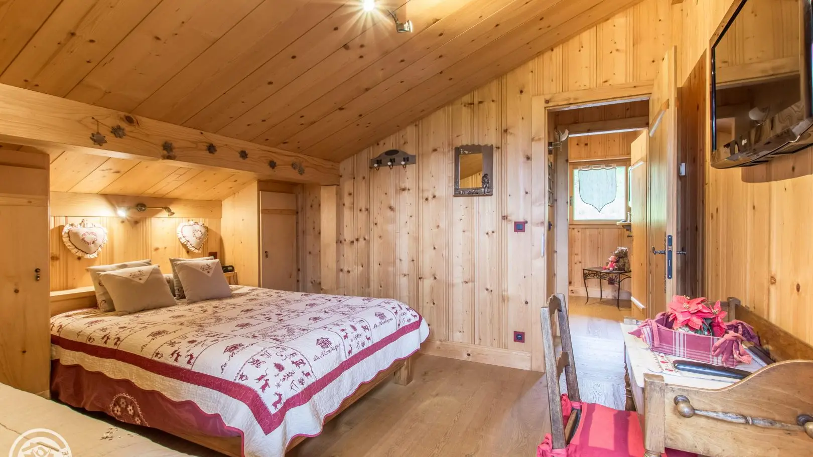 Chambre avec balcon - TV - rangement - Vue sur la Chaîne du Mont-Blanc et aiguille du midi.