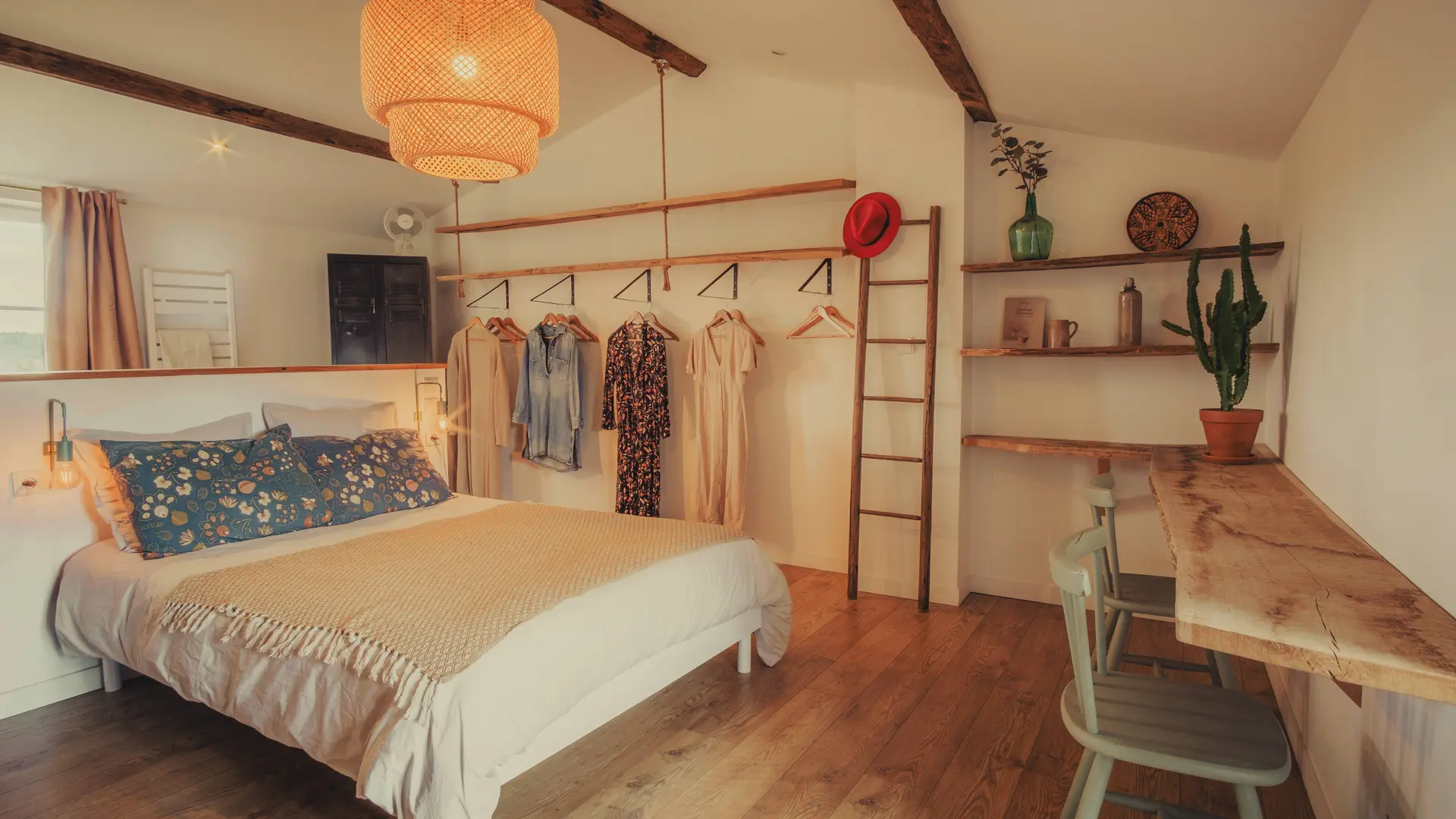 Gites les Pittoresques - La bignonette la chambre ouverte sur la salle de bain