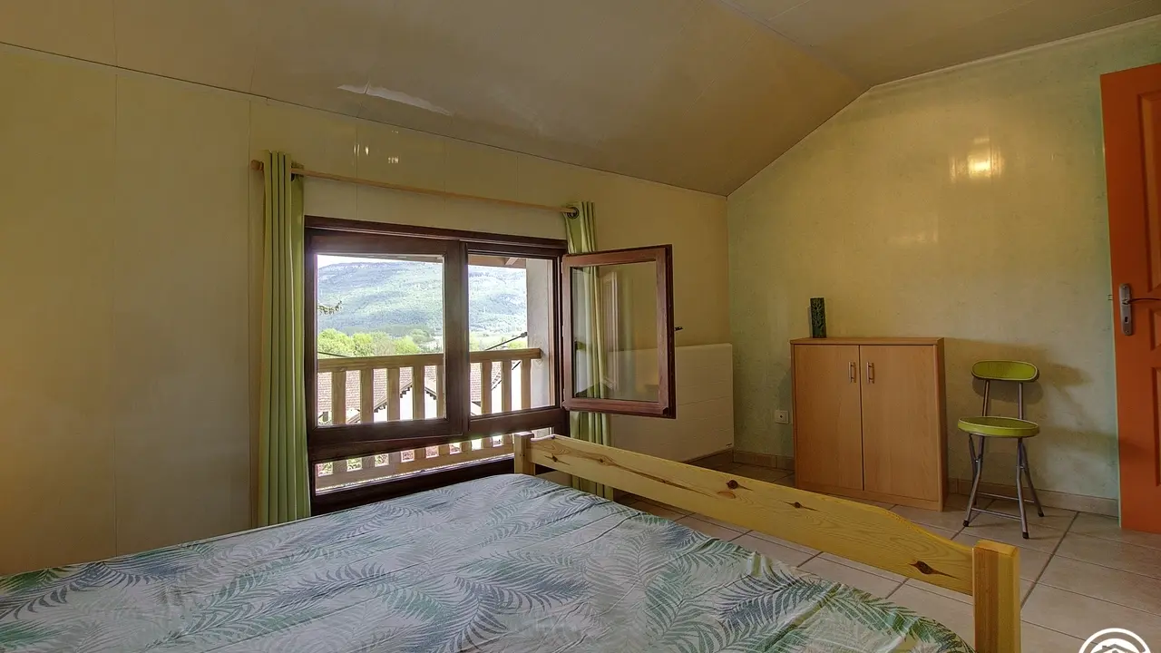 Chambre à l'étage avec salle d'eau attenante. Vue sur les montagnes.