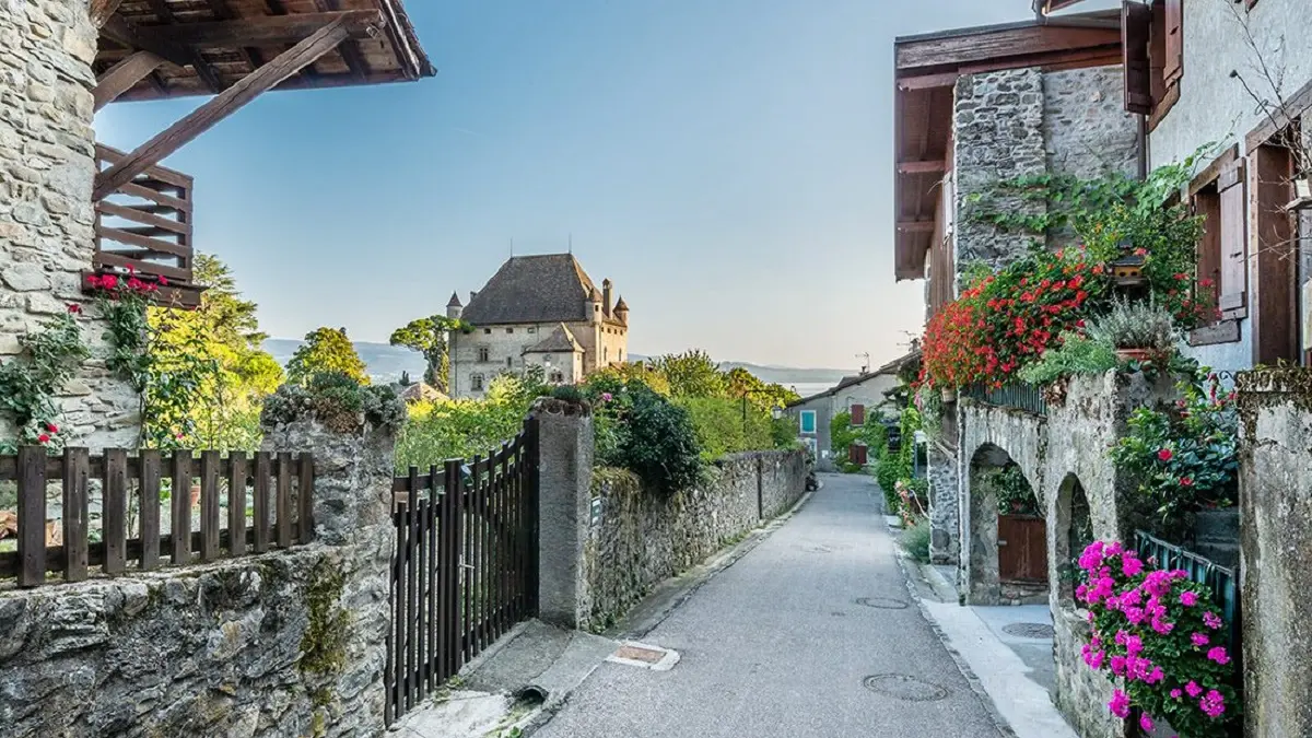 Vue sur le Jardin des 5 sens et la château