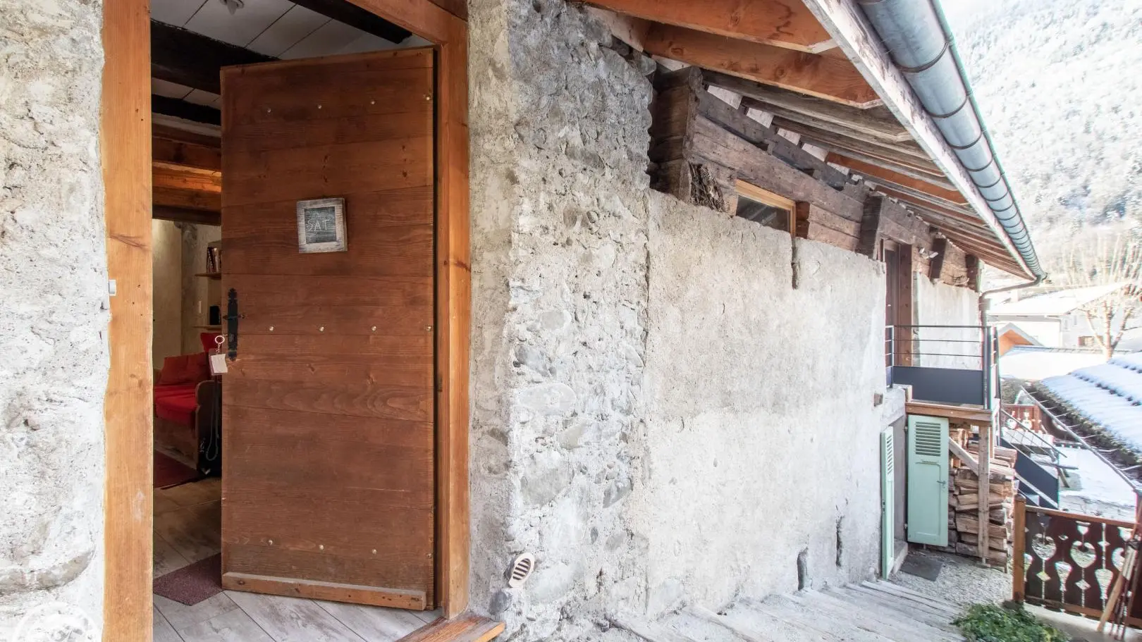 Entrée et accès au gîte par escalier extérieur