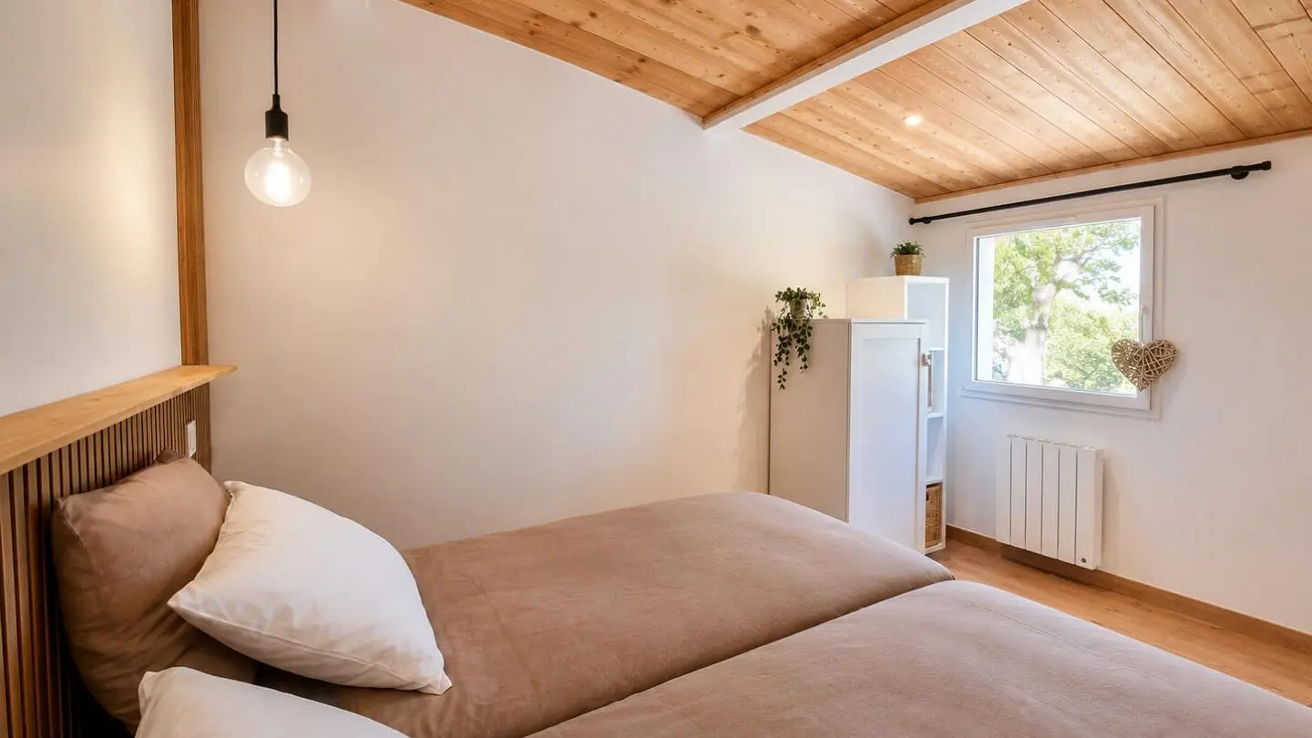 Chambre avec un lit 160x200cm.