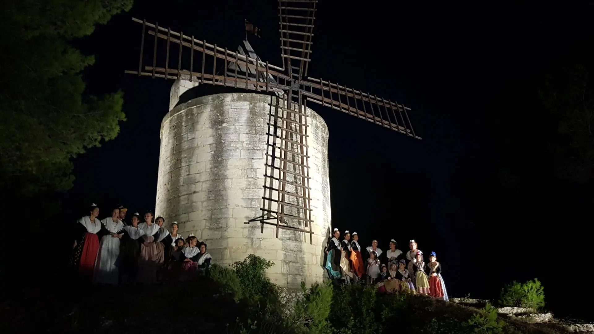 Le moulin de Bretoule à deux pas, éclairé la nuit,