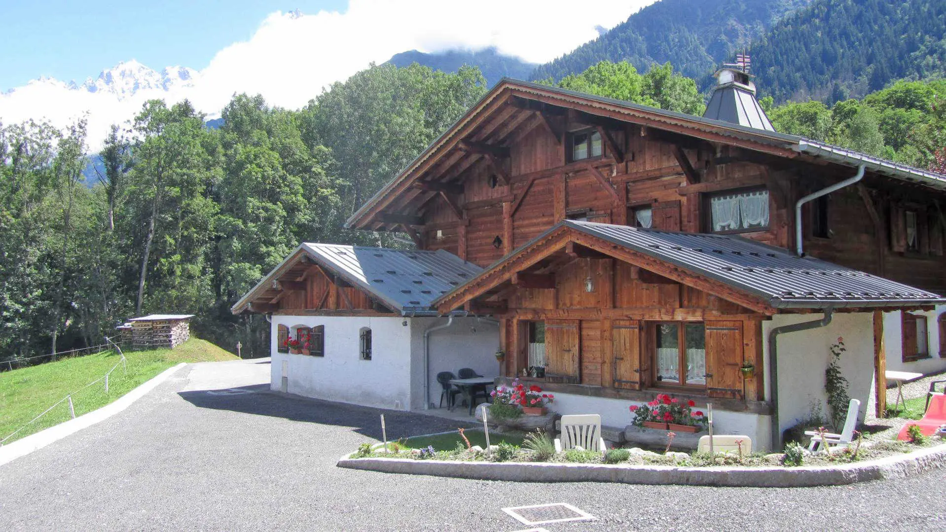 ce petit bonheur vous attend au calme a 200M du centre des houches et a 500M des pistes
