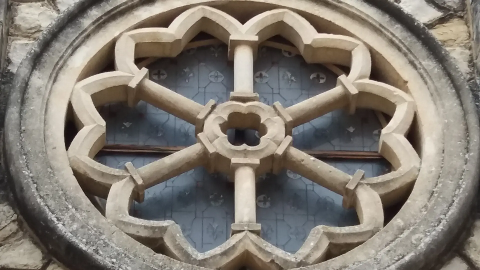 Oculus de la chapelle du Tholonet
