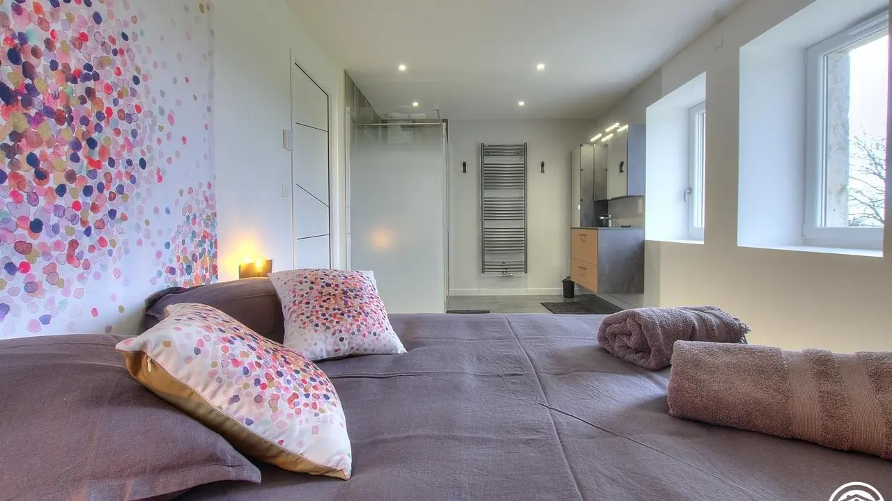 Chambre parentale (3)  équipée d'un lit en 160 par 200 avec salle d'eau et TV de la Villa Marceau