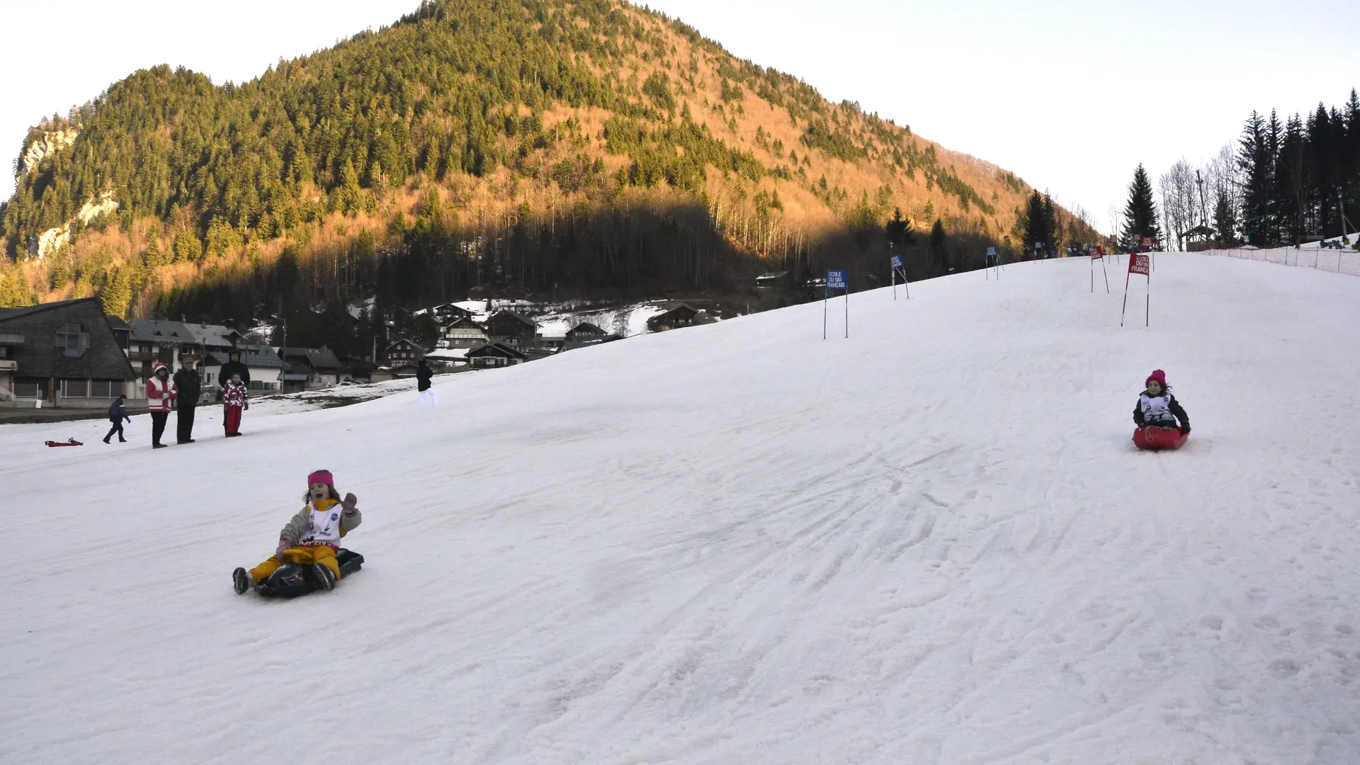 Piste de luge et ski à Abondance accessible à pied depuis le centre du village