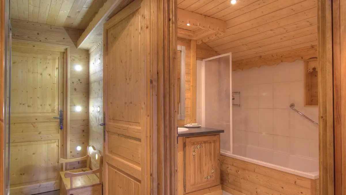 Au 2ème niveau, salle de bain / wc.