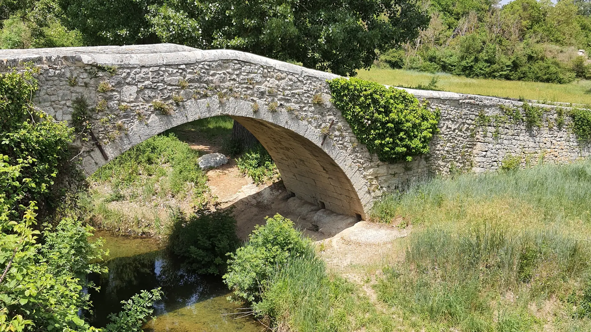 Un joli cheminement d'une rive à l'autre du Calavon