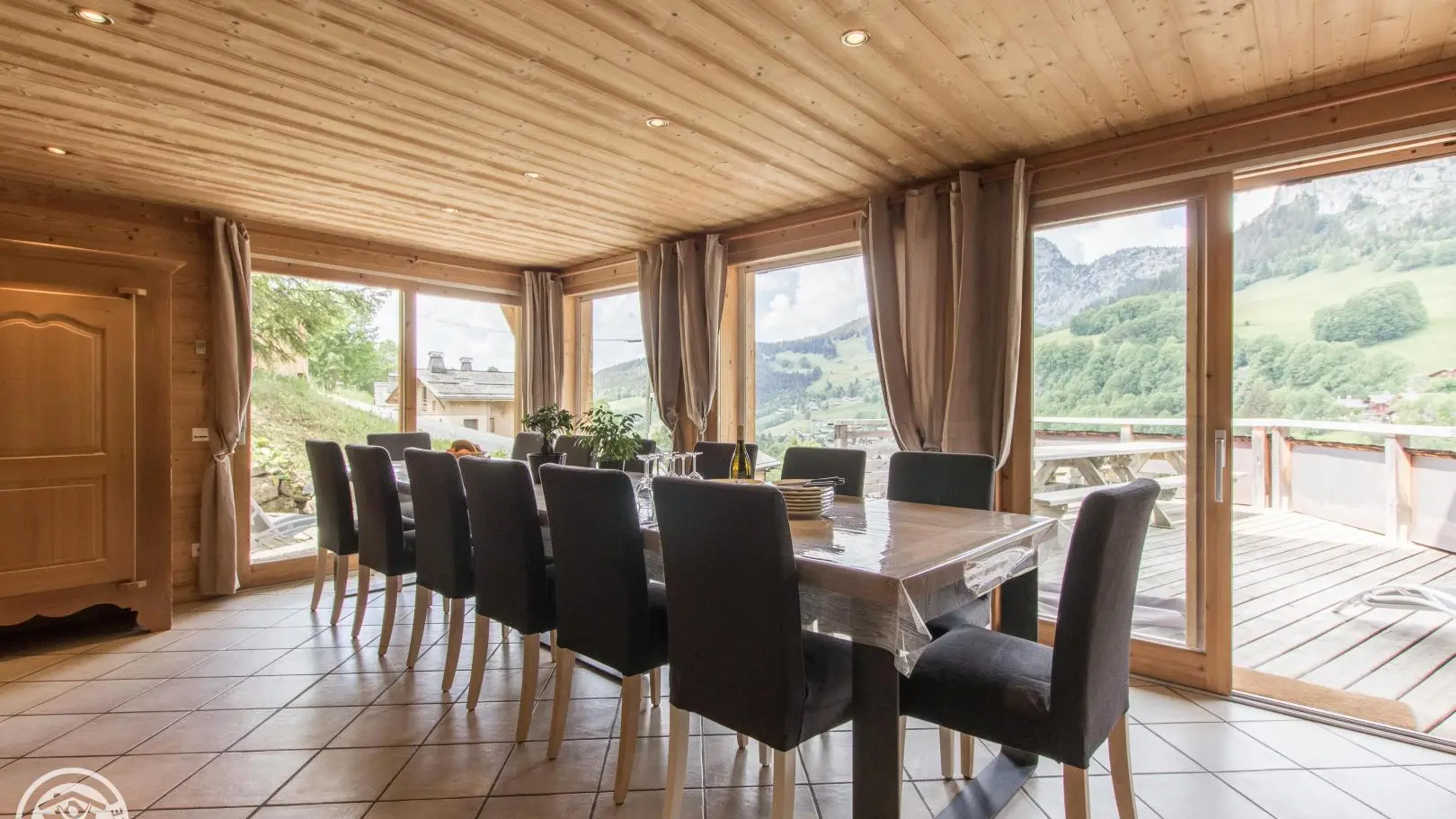 grande tabe et baies vitrées donnant sur la terrasse