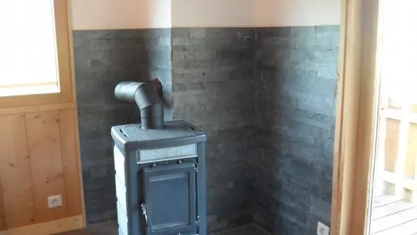 coin salon avec poele à bois.
bois fournit par le propriétaire