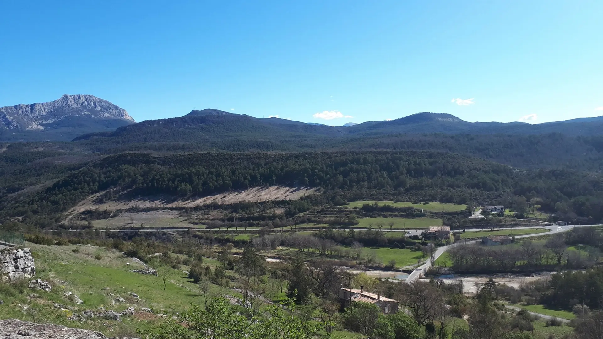 Panorama sur la vallée et les sommets en arrière-plan