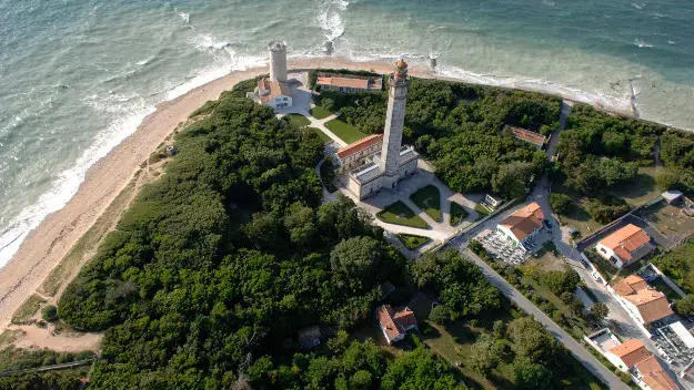 Phare des Baleines et vieille tour