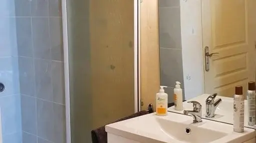 Salle d'eau avec douche au RDC