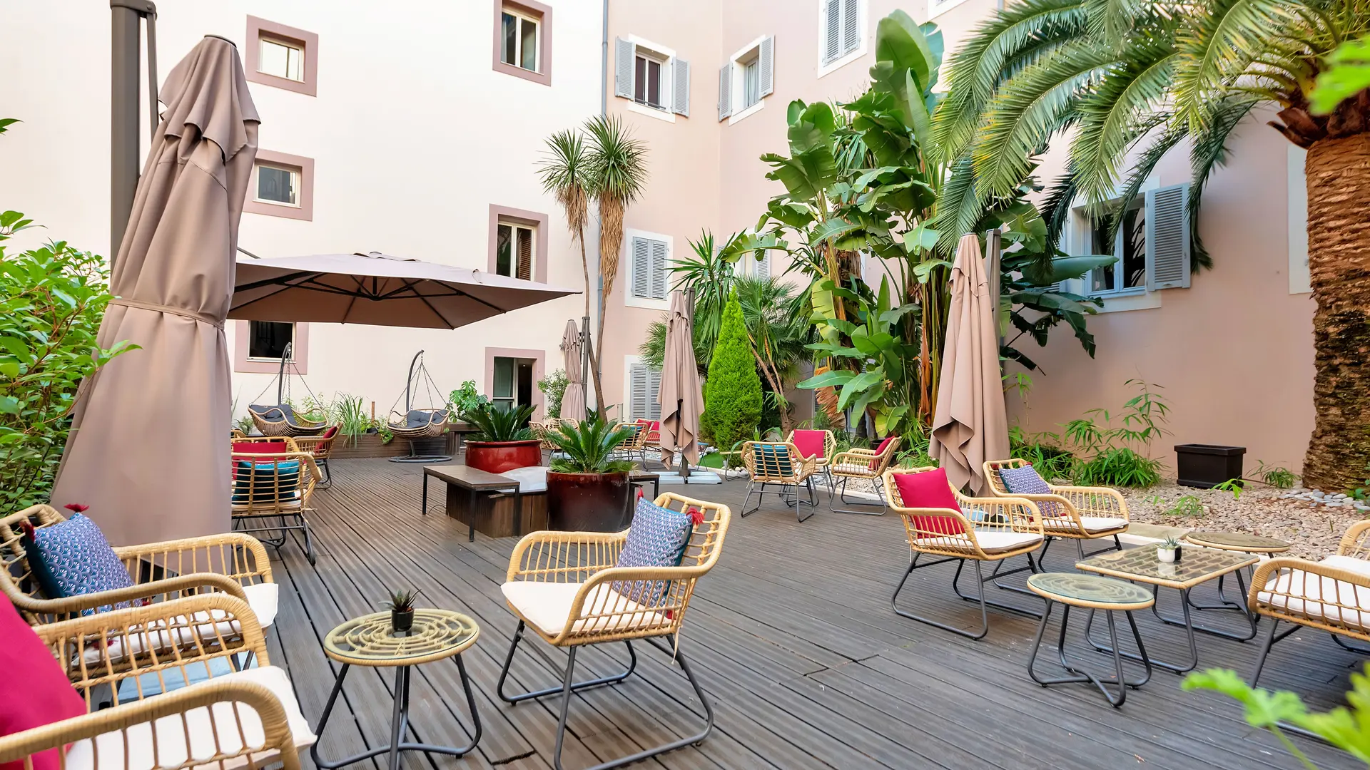 Patio Intérieur Hôtel Beau Rivage