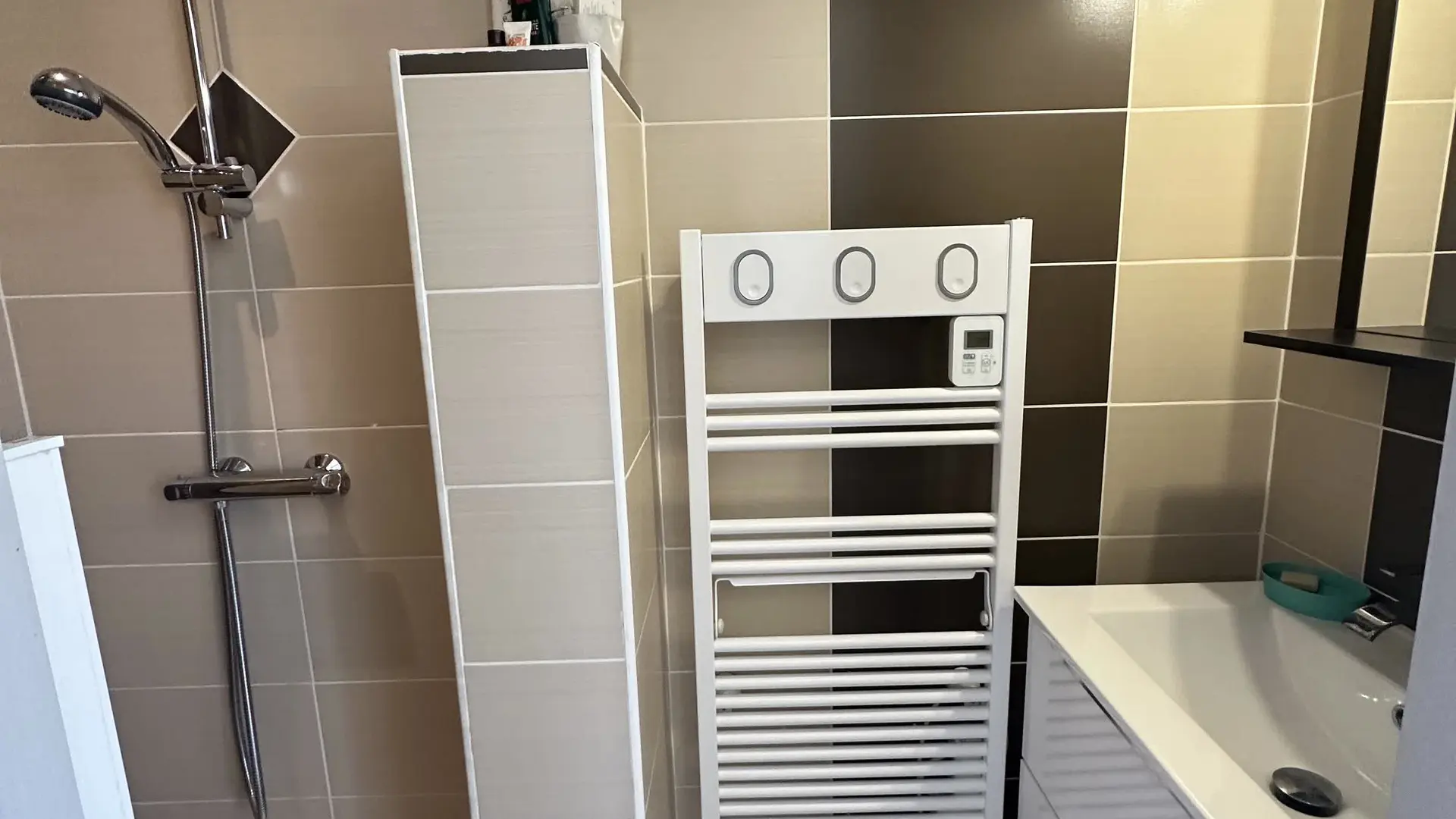 Douche à l’italienne, meuble vasque et rangements pratiques.