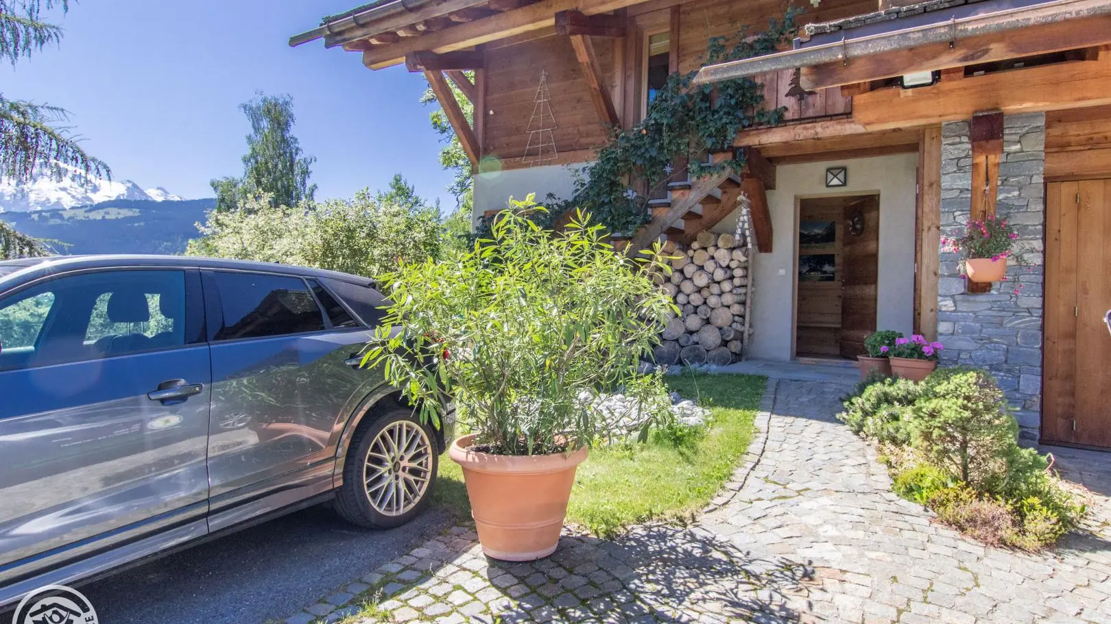 Parking et entrée privative du gîte