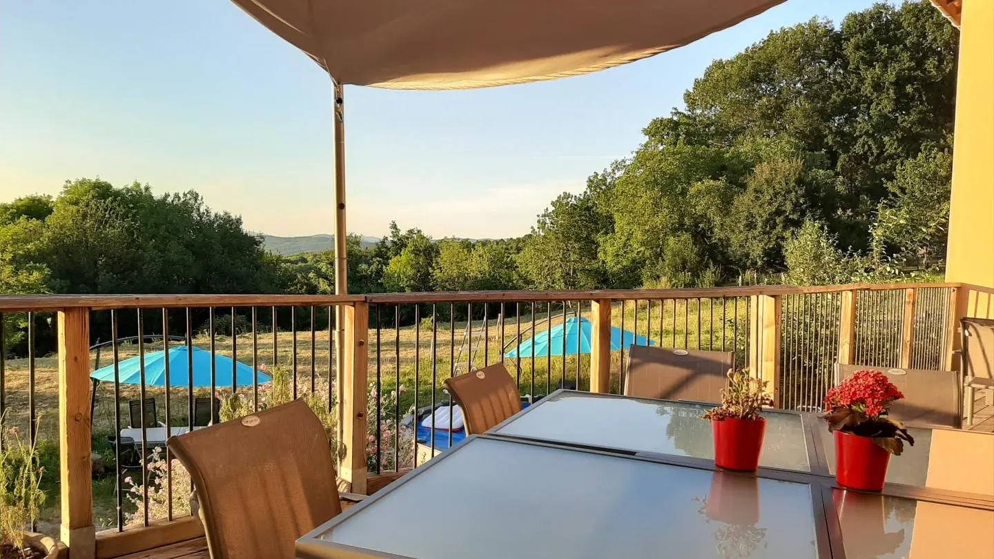 Terrasse privative chambre Meule de Foin. Eté 2020.
Le grand Noyer Ambronay