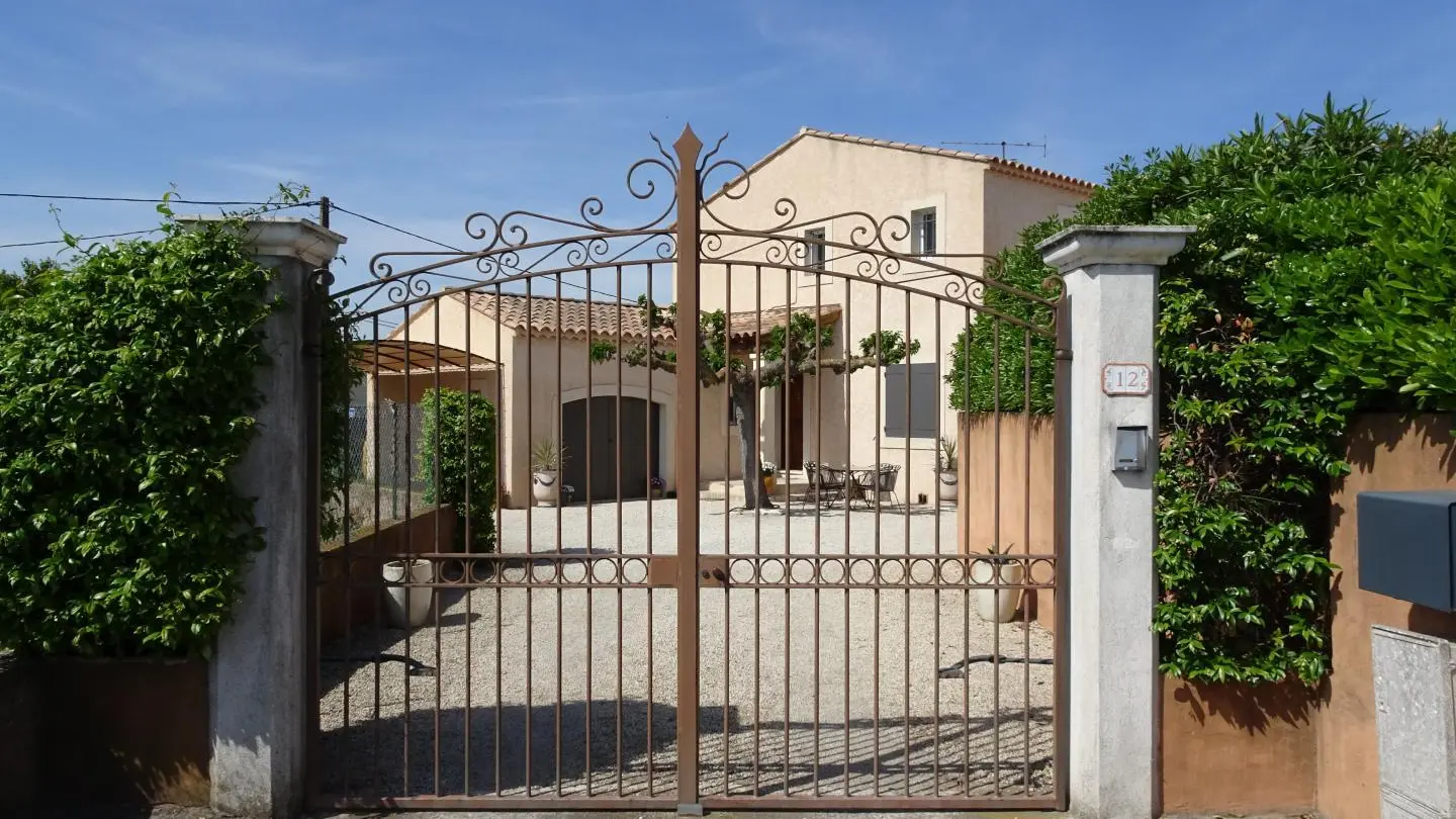 Portail et entrée du gîte