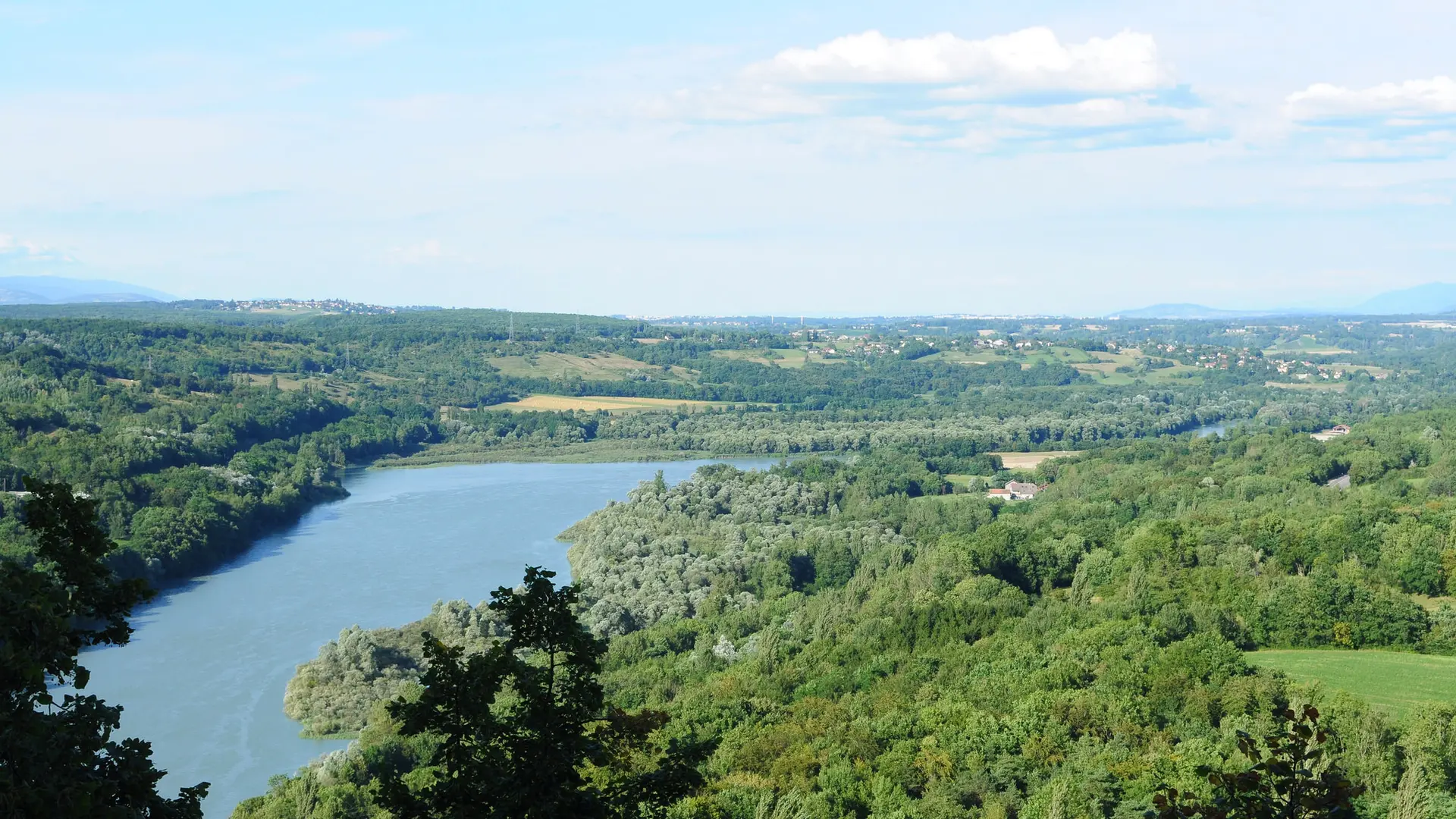 Le Rhône à Vulbens, entre la Suisse et la France