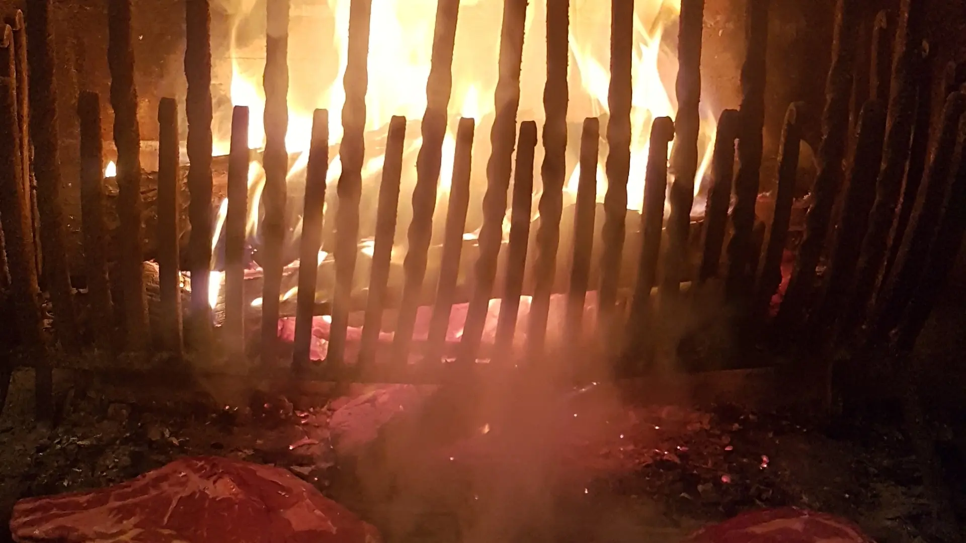 Cuisson de côtes de boeuf au feu de bois