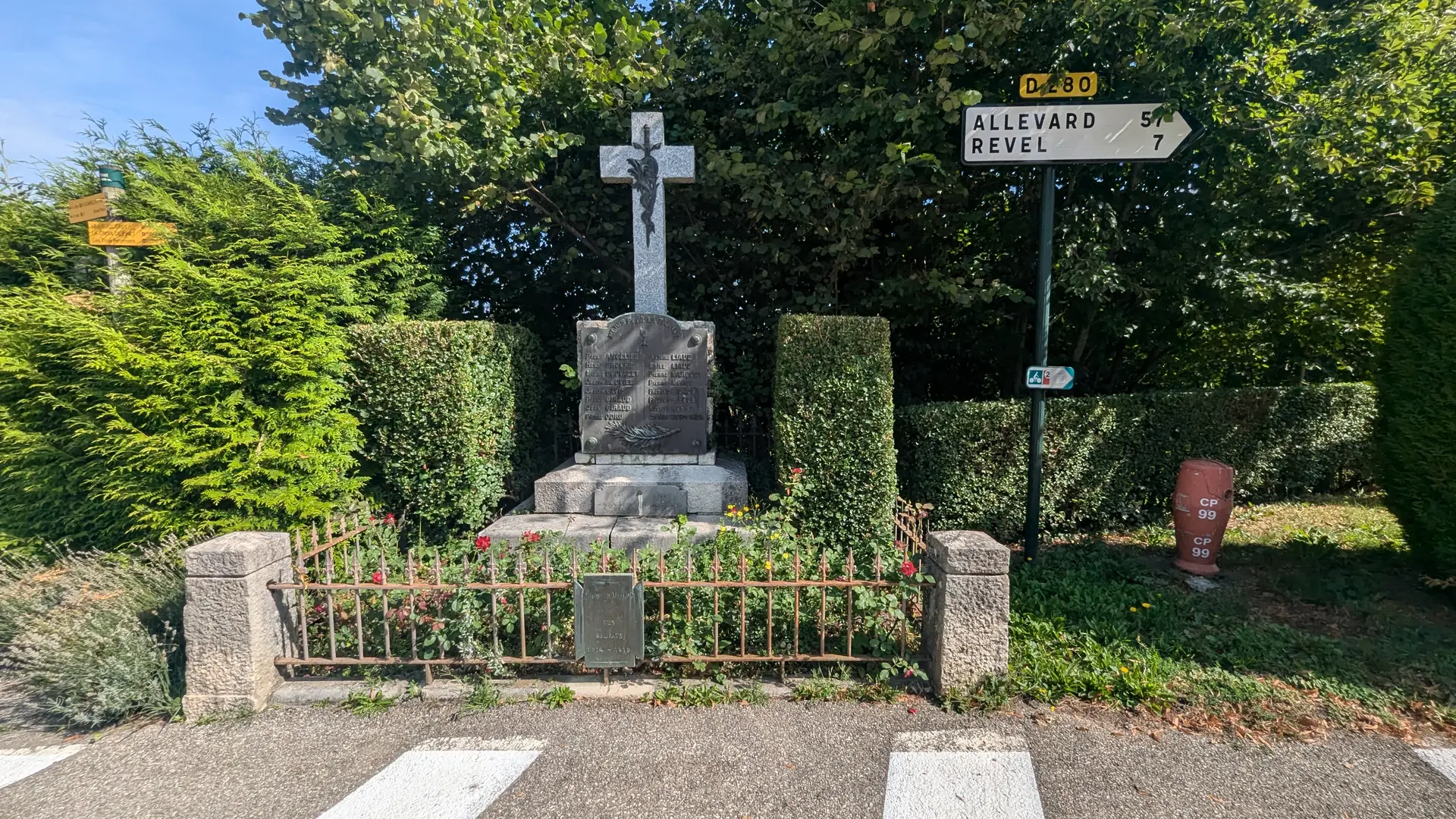 Monument aux morts au départ du circuit