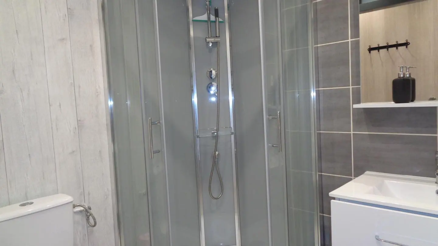 Chambre ERINE : lit 160x200 - sanitaires complets et privatifs à la chambre : douche, vasque et WC.