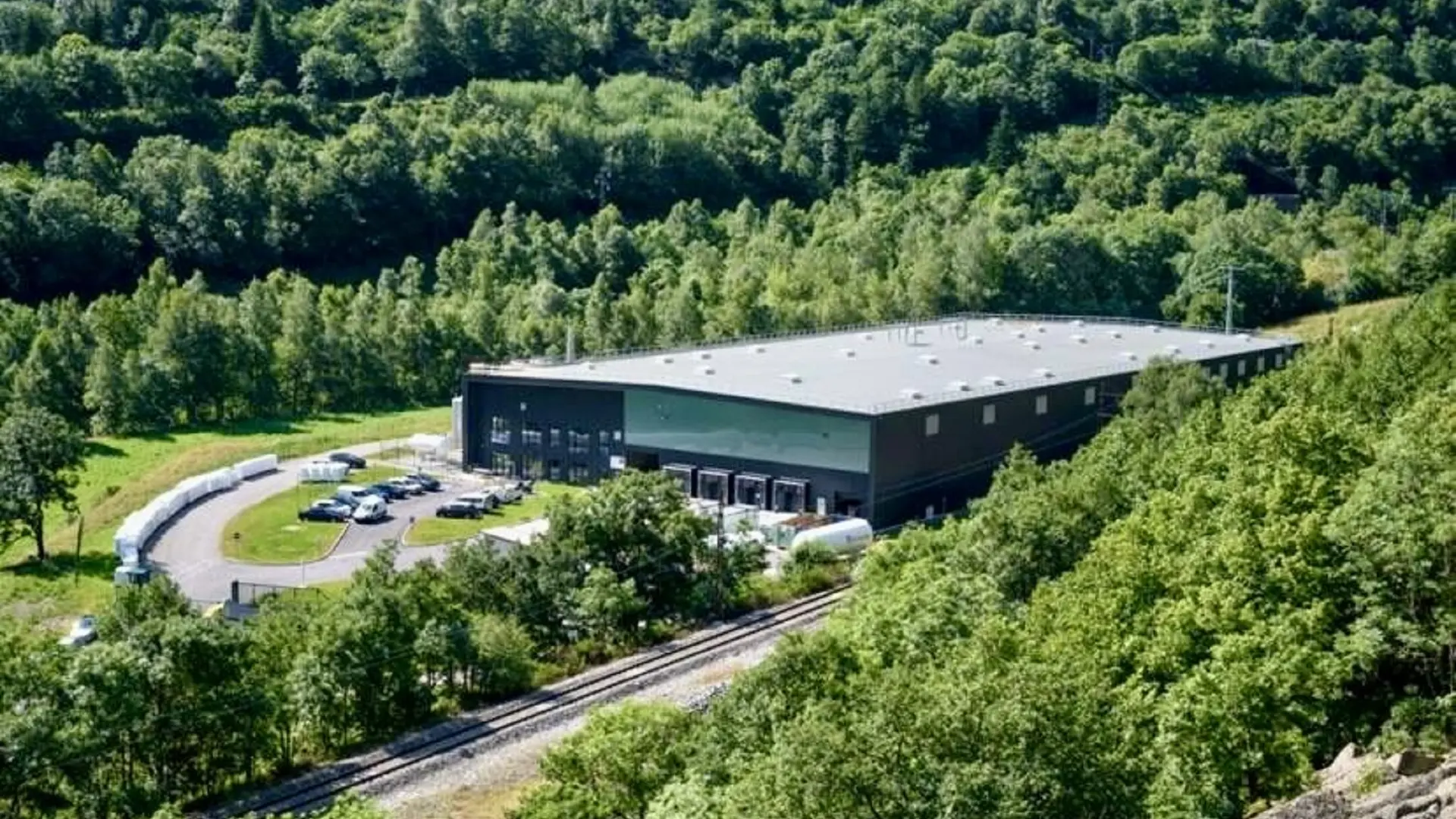L'usine d'embouteille entourée des montagnes