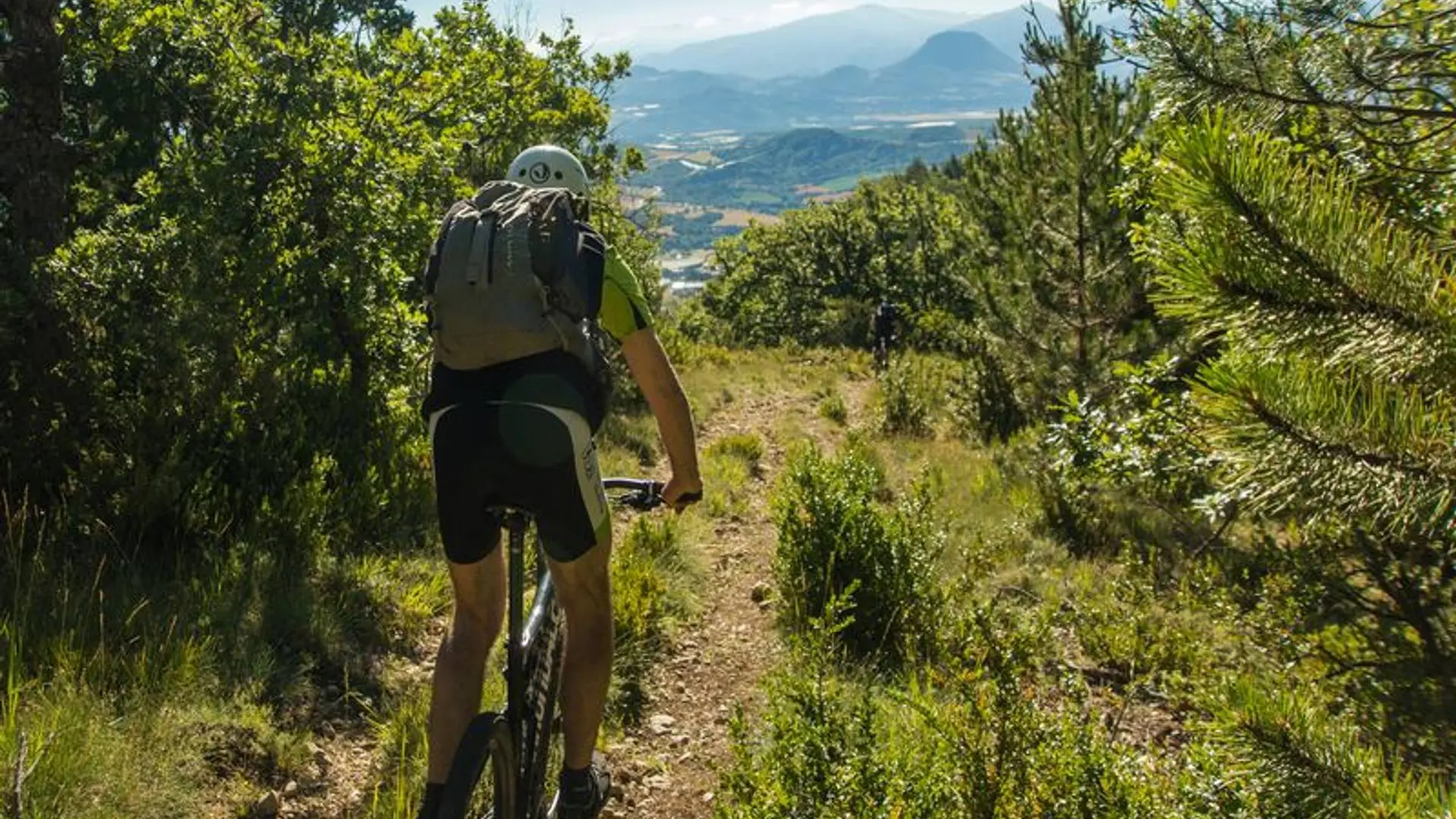 Descente sur sentier avec vue dégagée