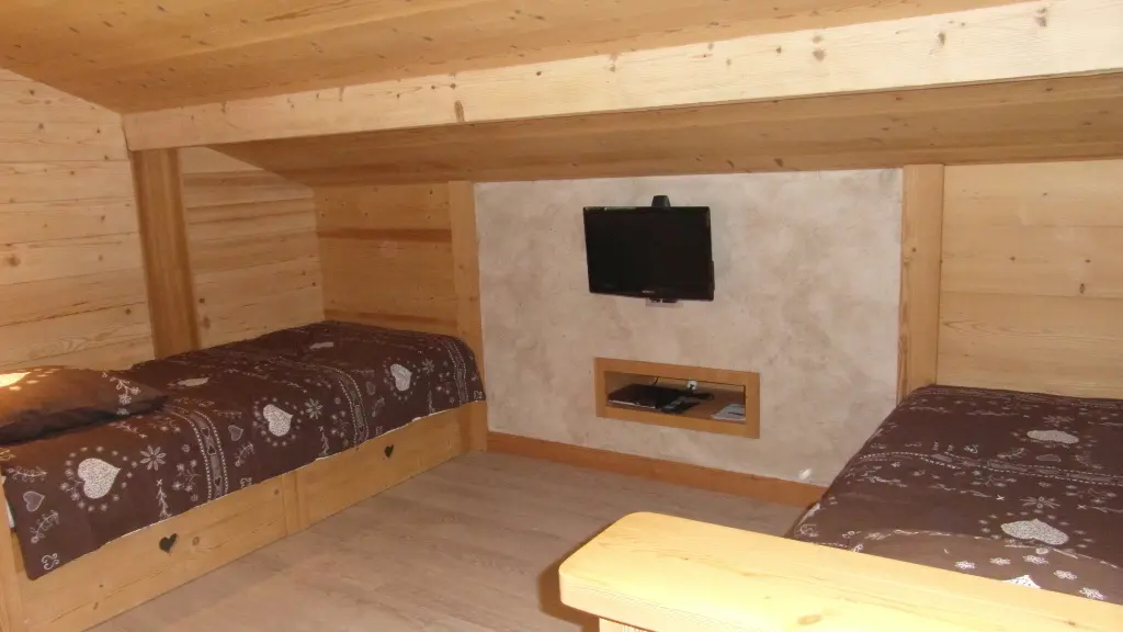 Chambre ados ou enfants avec 3 lits fixes, tiroirs de rangement, télévision et lecteur DVD