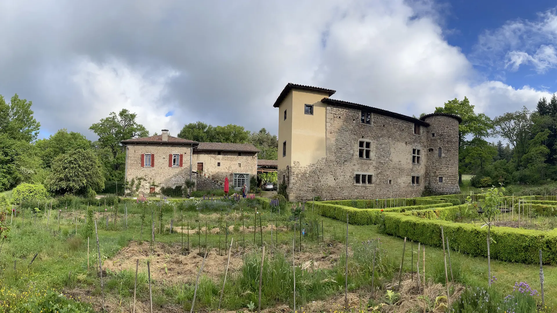 Le château dans son écrin de verdure, vu du jardin