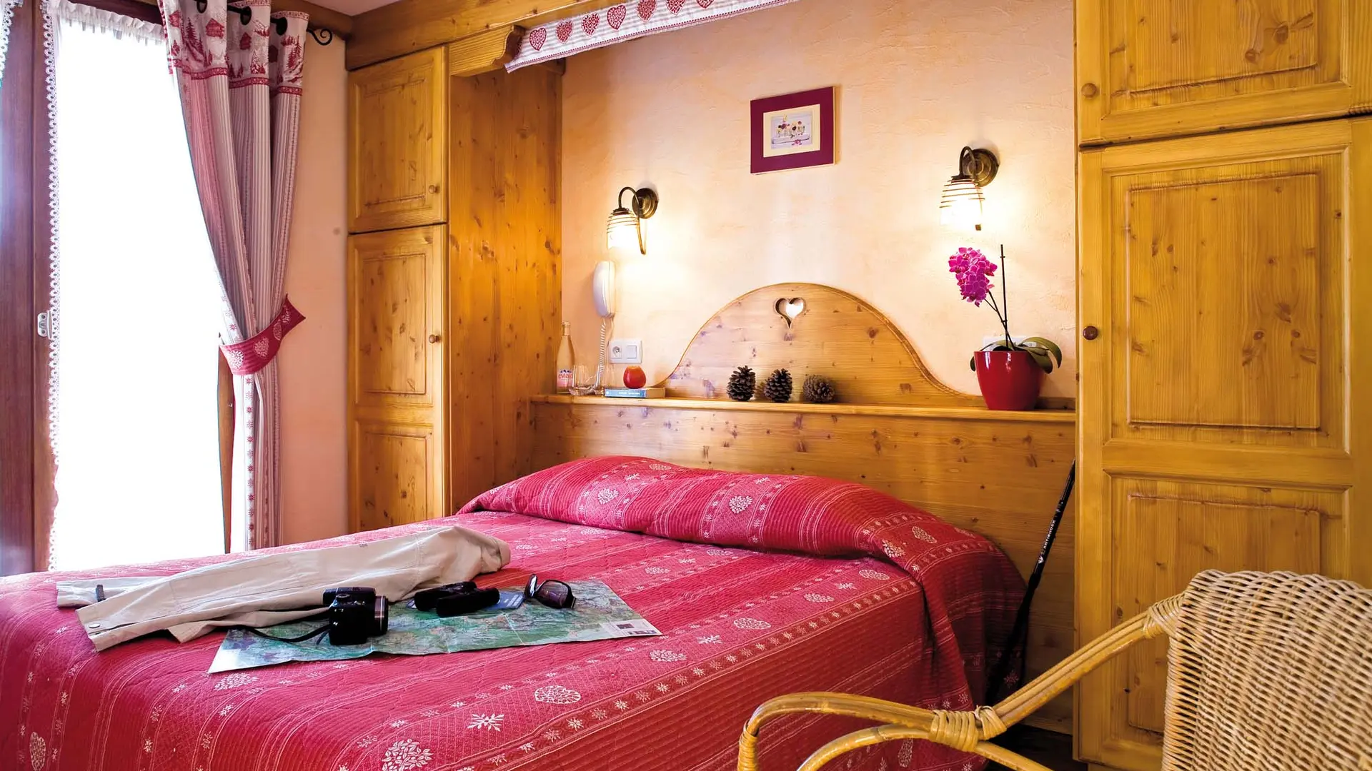 Chambre avec lit double et rangement autour