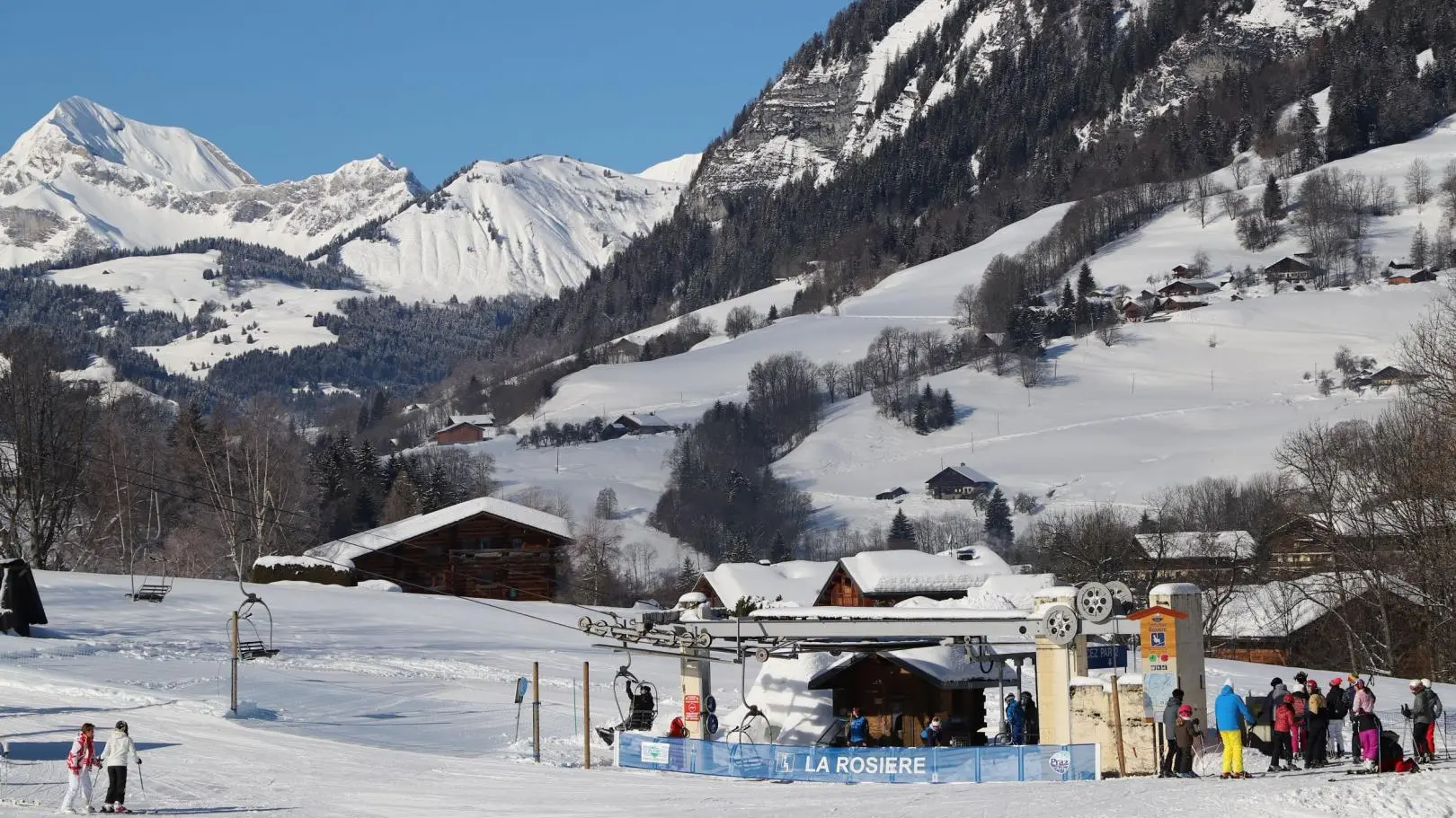 Proximité télésiège et retour skis depuis les pistes au chalet.