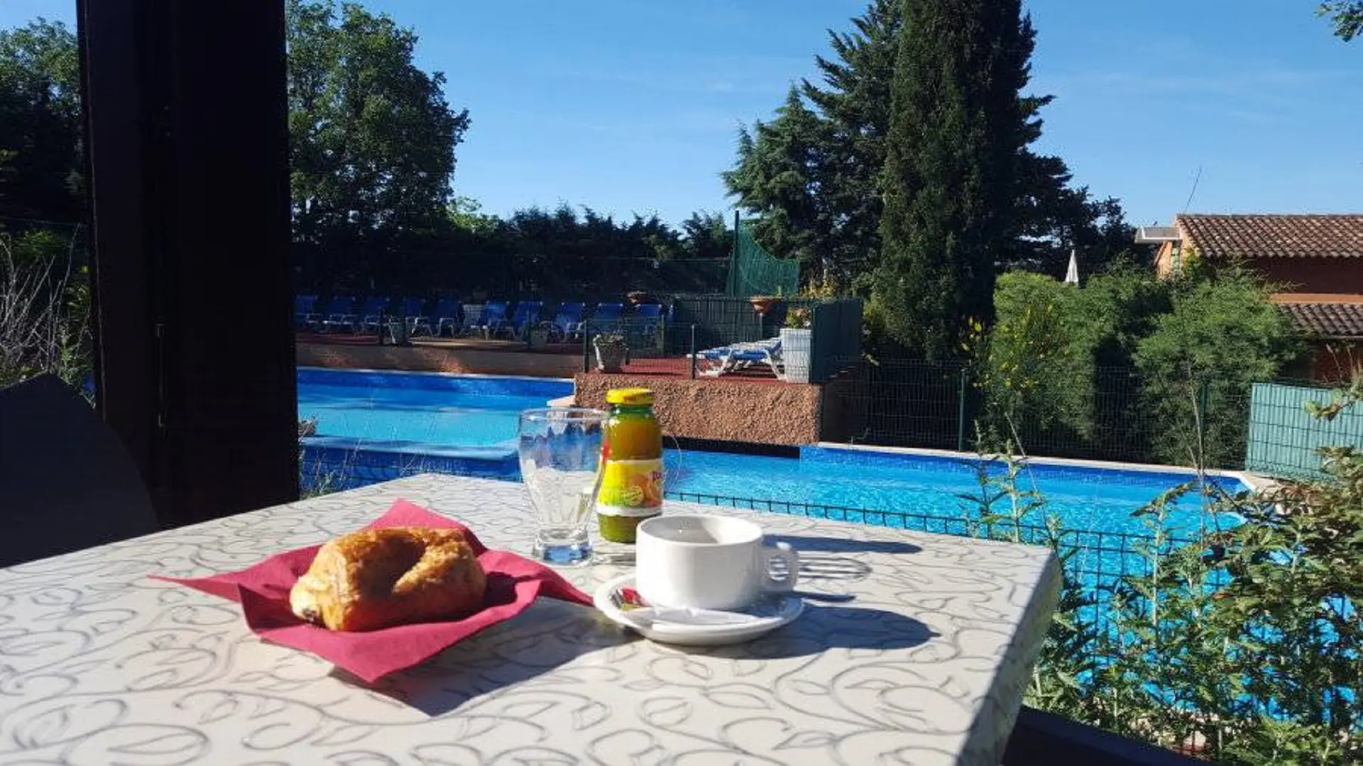 Piscine au bord de la piscine