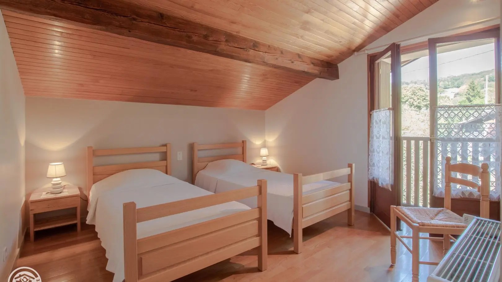 Chambre avec 2 lits 90 et un grand placard / penderie.