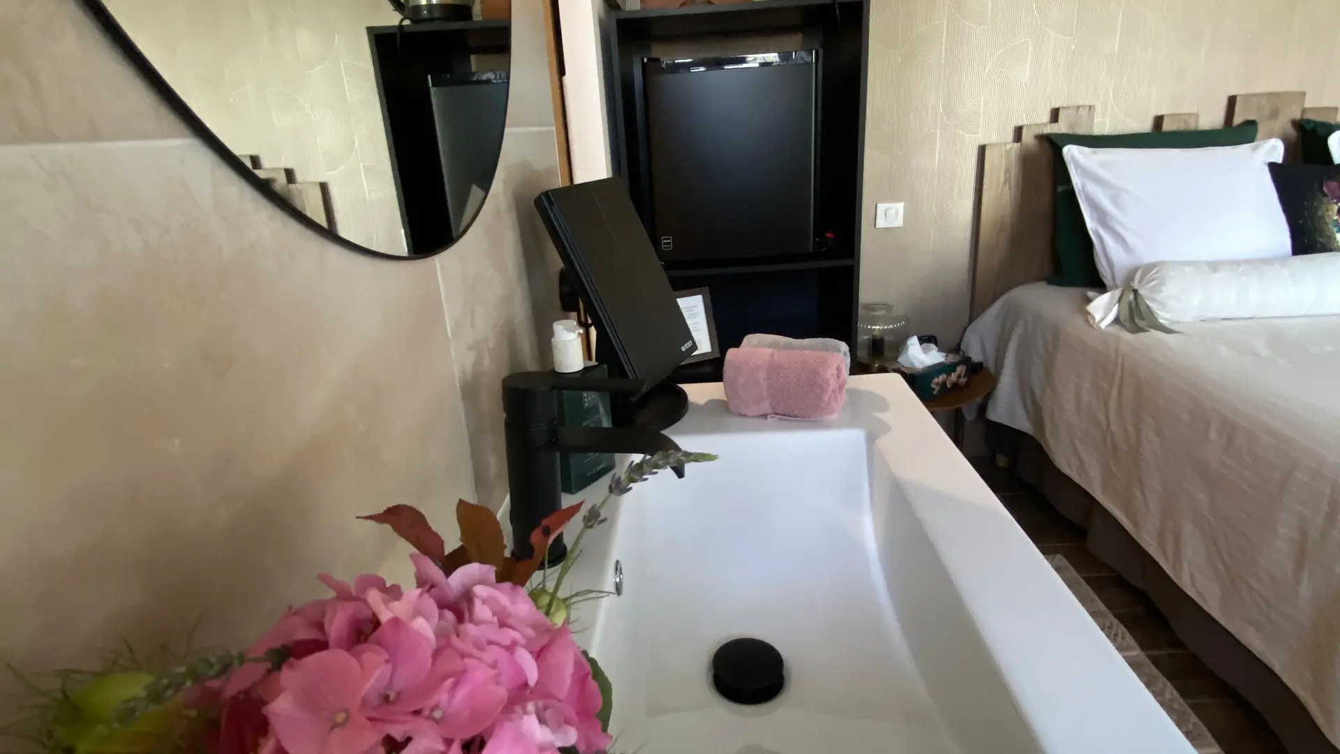 Frigo et plateau café thé