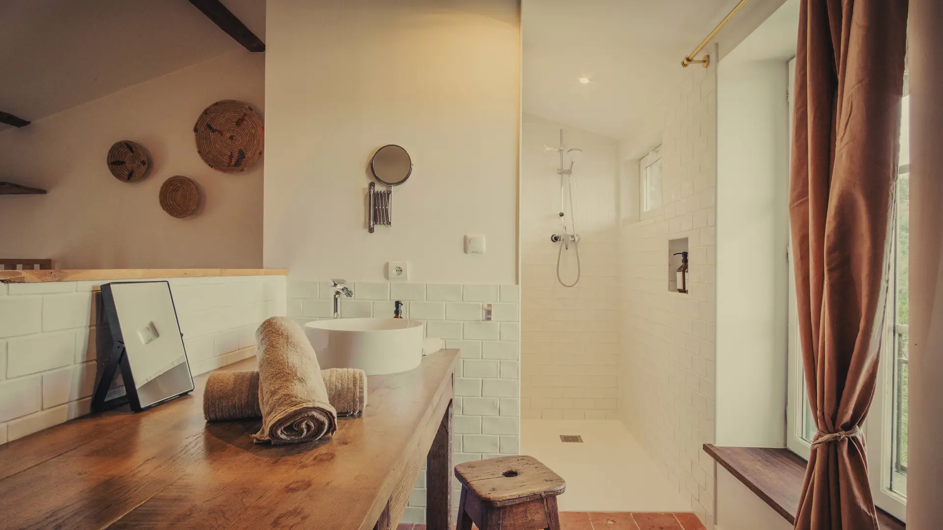 Gites les Pittoresques - La bignonette salle de bain avec vue sur Loire