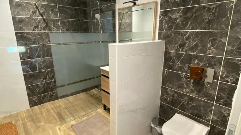 salle d'eau de la chambre du rez de chaussée