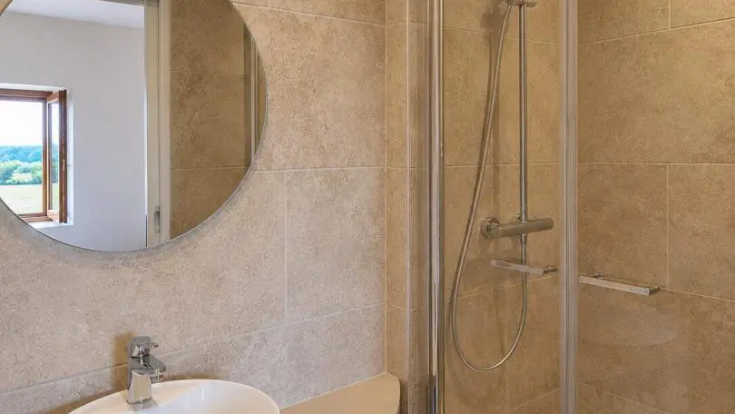 Suite 1 : un lit 140x200cm avec salle d'eau privative.