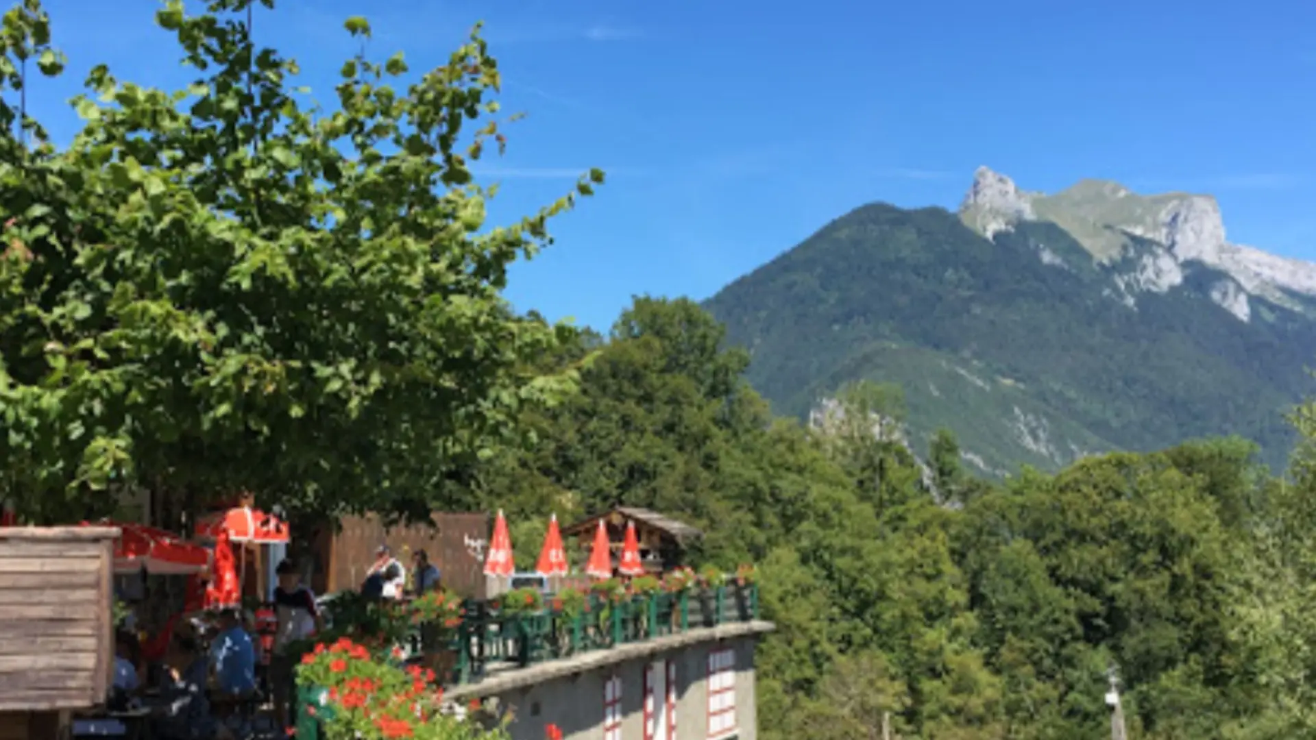terrasse du restaurent vue sur la montagne en arrière plan