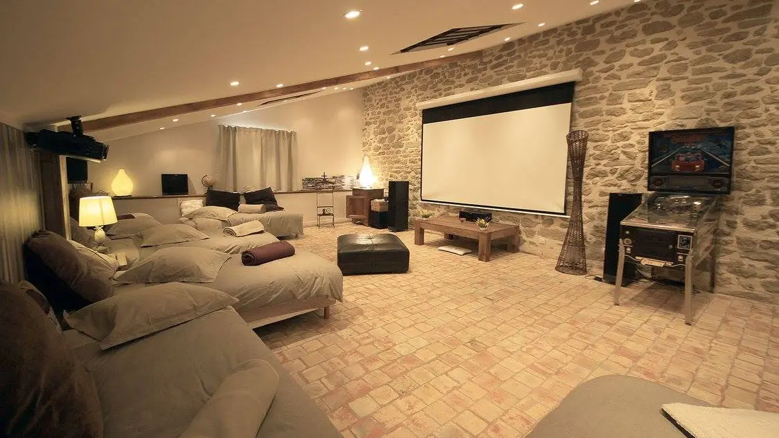 Salle de cinéma et dortoir - Le Mas de Loisonville