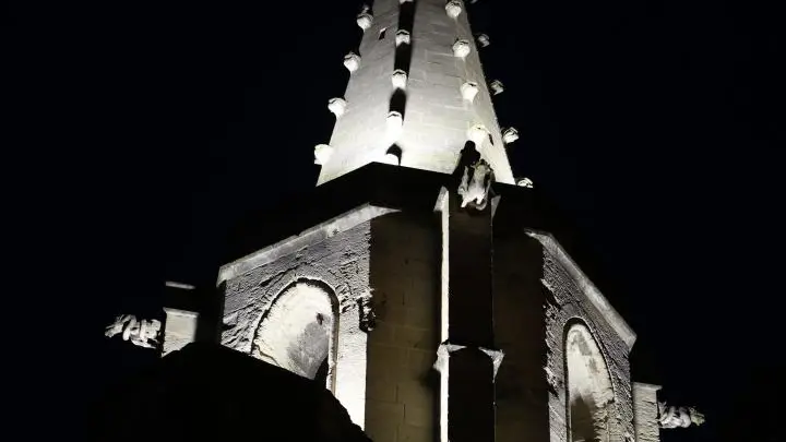 Le clocher de l'église, éclairé,